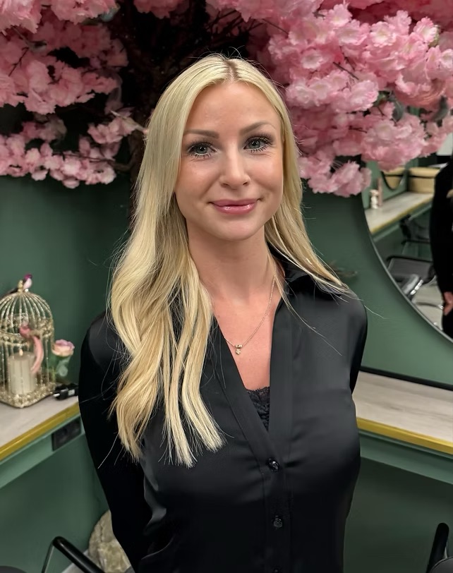 Mia — frisør hos Sanner Hair